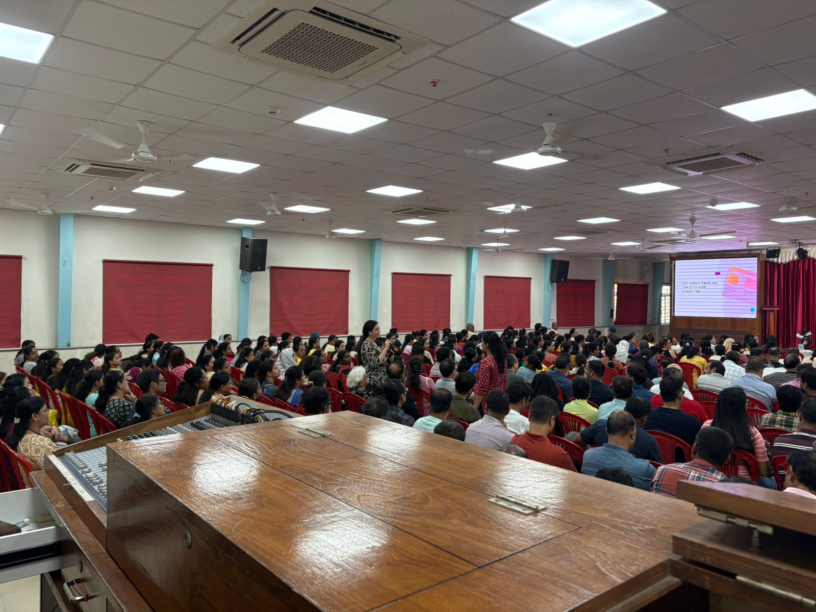 Life Beyond the Screens – Exploring Screen Time and Communication Patterns Among Parents and Children